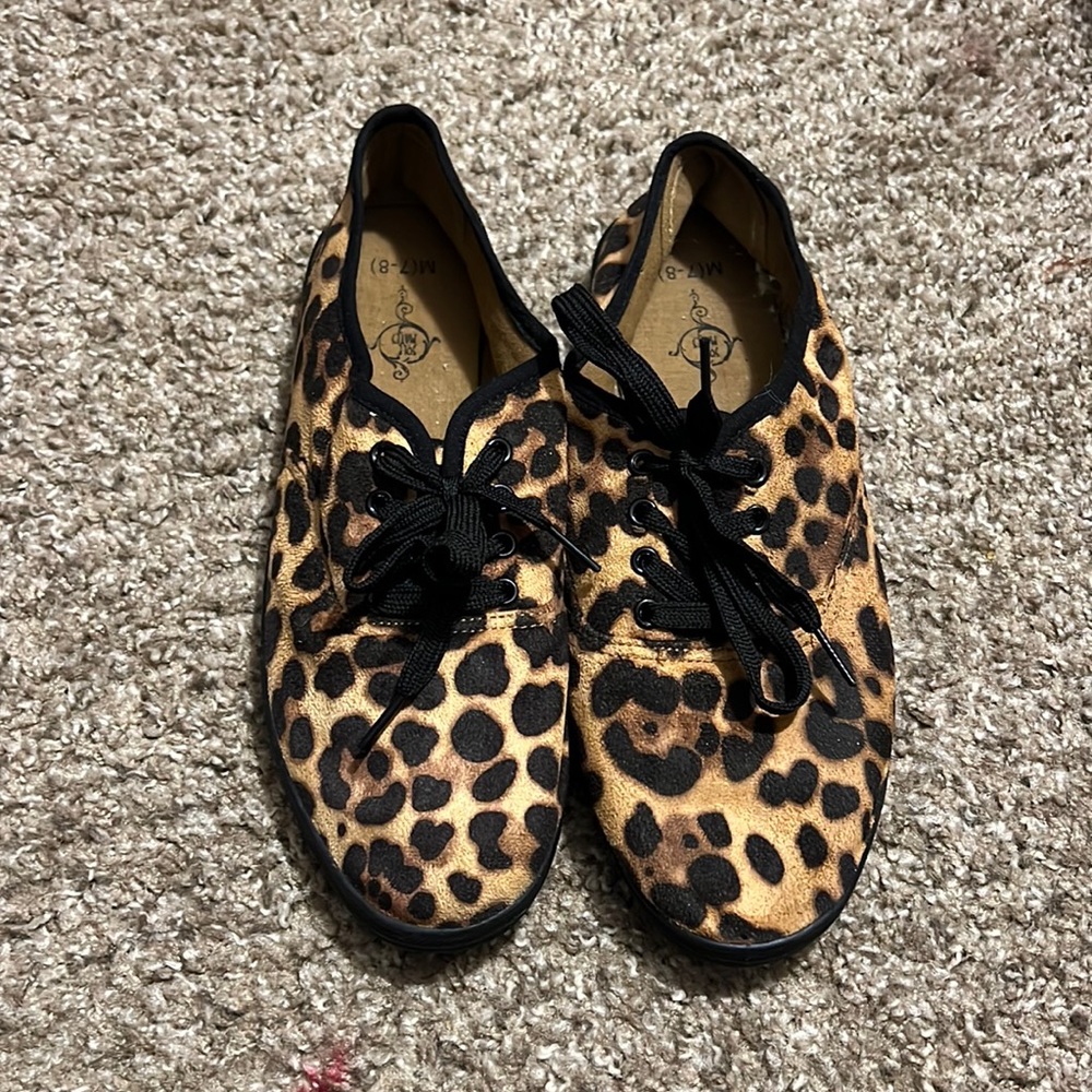 Leopard print flat tennies